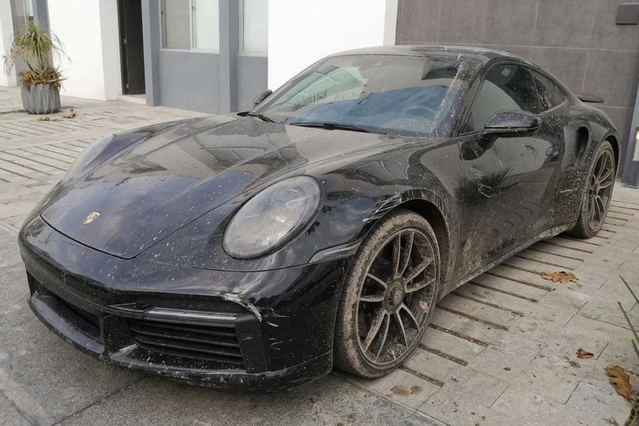 Porsche negro sucio, con polvo y manchas visibles, antes del detallado de SERVIRAM.