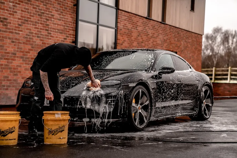 Fotografía de referencia: lavado de la carrocería de un automóvil.